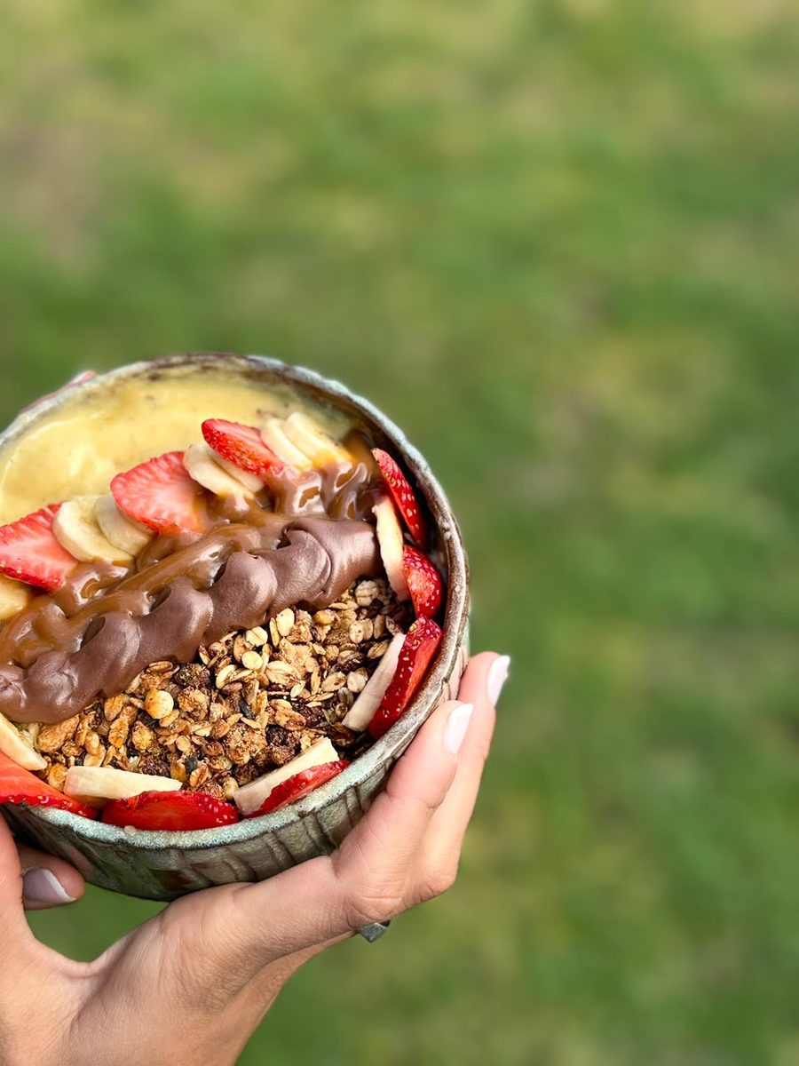 Smoothie bowl BORA con banana, frutilla, granola y dulce de leche